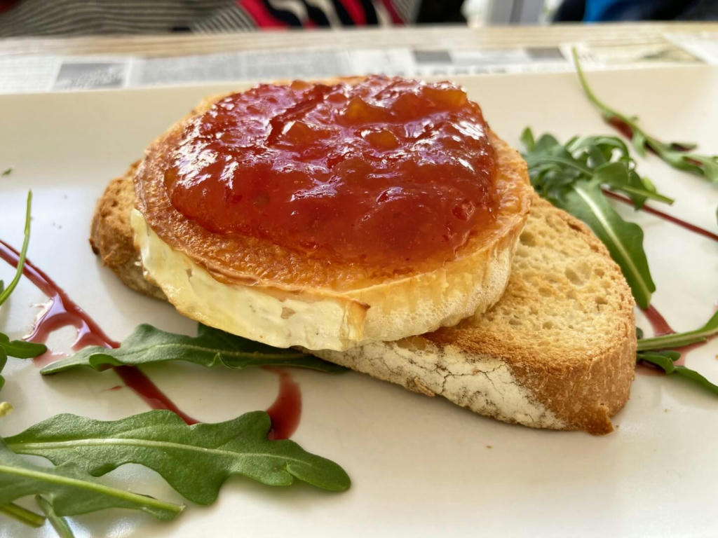 Toast goat cheese and jam - Jan 2022