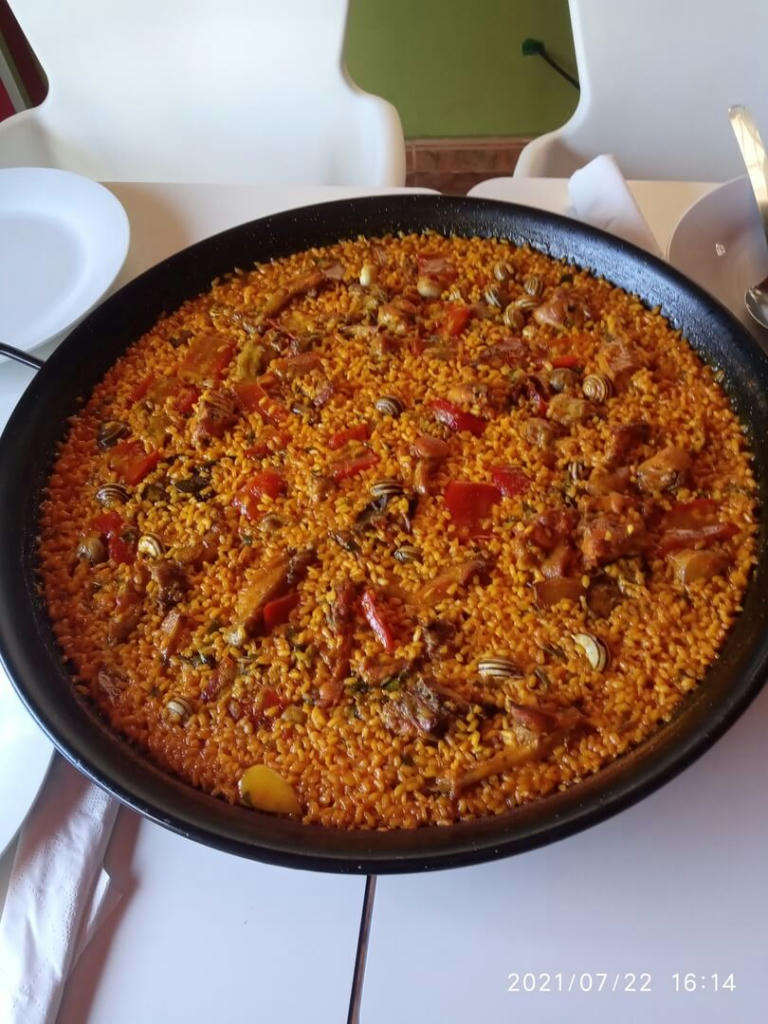 ARROZ CON CONEJO Y CARACOLES