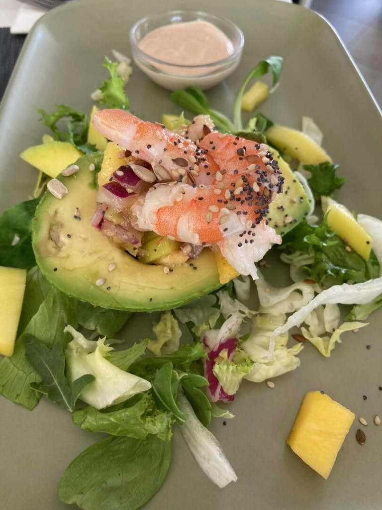 Avocado stuffed with prawns and mango - Menu del dia, April 2023