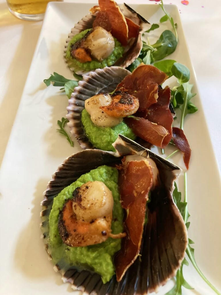 Seared scallops with a pea purée and crispy Serrano ham - February 2023