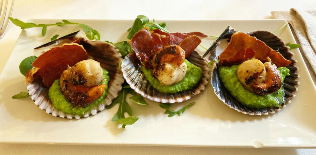Seared scallops with a pea purée and crispy Serrano ham - February 2023