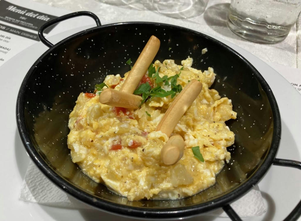 Scrambled egg with cod, leek and piquillo peppers - Goats cheese, spinach, apple and sunflower seed salad - October 2022