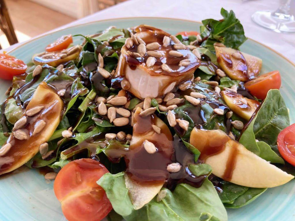 Goats cheese, spinach, apple & sunflower seed salad - March 2023