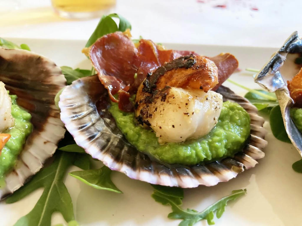 Seared scallops with a pea purée and crispy Serrano ham - February 2023