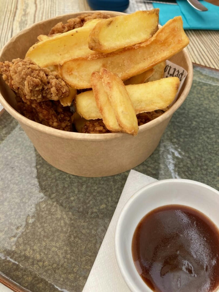 KFC Style fried chicken with chips - Tapas Especiales - Sept 2022